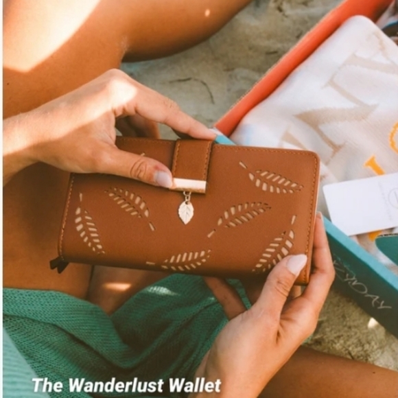 NEW! Leaf motif wallet - Picture 1 of 9